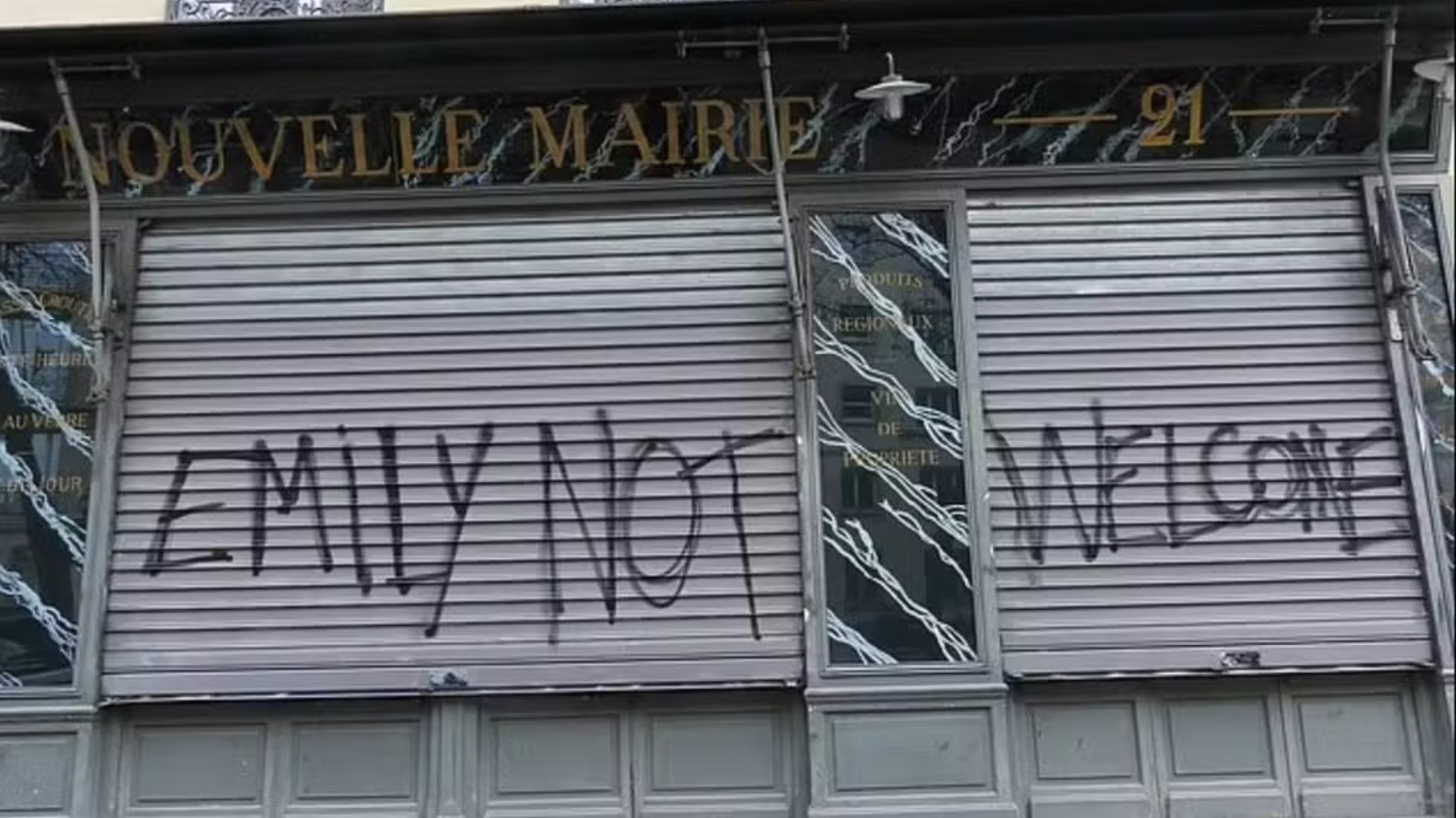 A série da Netflix Emily em Paris se torna motivo de vandalismo na cidade francesa